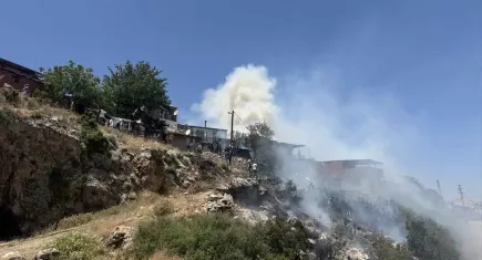 İzmir Kemalpaşa'da ağaçlık alanda çıkan yangında bir ev kullanılamaz hale geldi