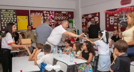 Güzelbahçe'de öğrencilere dondurma ve hamburger dağıtıldı