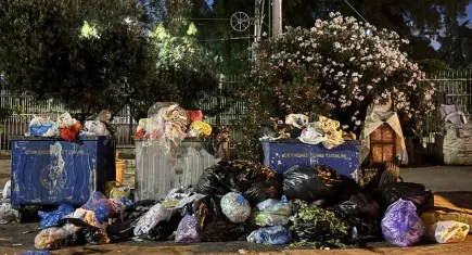 İzmir haber: Buca’da belediye işçilerinin grevi nedeniyle çöp yığınları oluştu