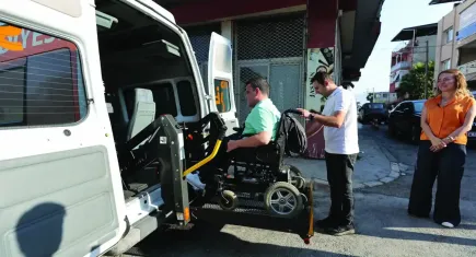 Başkan Mutlu Konak'ta yaşayan engelli gençle beraber sınava gitti