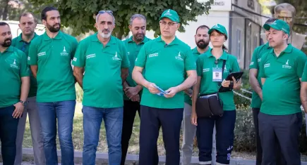 Başkan Tugay kapı kapı dolaştı, QR kodlu poşet dağıttı