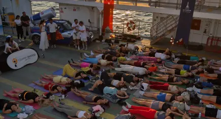 İzmir Körfezi’nde sıra dışı etkinlik: Feribotta yoga keyfi