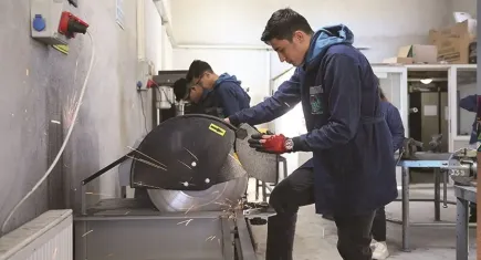 Çocuklar oyuncak yerine çekiç tutuyor
