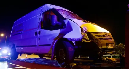 İzmir haber: Motosiklete çarpan kamyonet can aldı