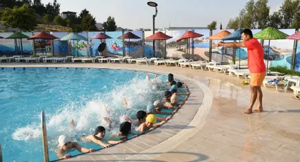Karabağlar’da özel gereksinimli çocuklara yüzme eğitimleri başlıyor