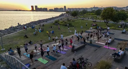 Karşıyaka’da gün batımında yoga buluşması