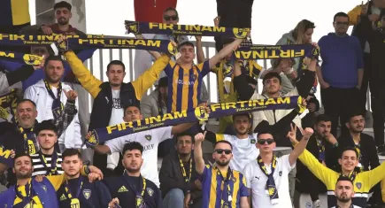 Bucaspor taraftarları ayakta 
