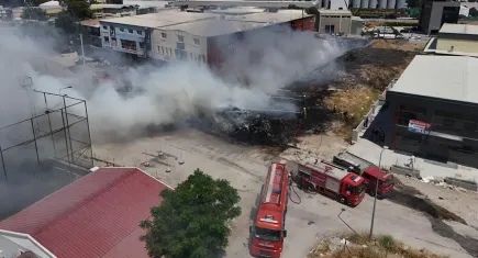 İzmir haber: Sanayi atıkları yüzünden yangın çıktı! İş hanı ve araçlar zarar gördü
