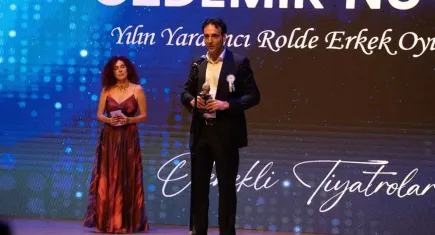 Ege Tiyatrolar Birliği’nden İzmir Şehir Tiyatroları’na anlamlı ödül