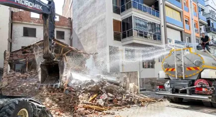 Karşıyaka’da metruk ve riskli binalara geçit yok