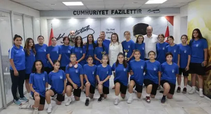 Başkan Mutlu şampiyon kızları ağırladı