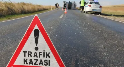 İzmir Torbalı'da tırla çarpışan otomobilde 3 kişi yaralandı