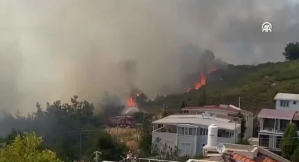İzmir Gaziemir'de çöplükte başlayan yangın ormanlık alana sıçradı