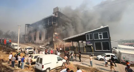 İzmir haber: Gaziemir'deki yangın Otokent Galericiler Sitesi'ne sıçradı!