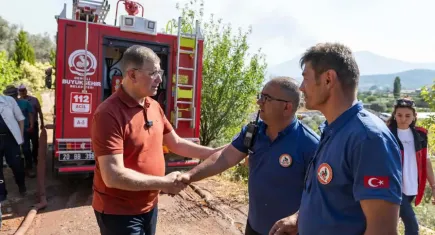 Başkan Tugay yangın bölgesinde: Menderes ve Seferihisar’da incelemelerde bulundu