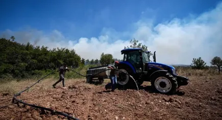 İzmirli köylüler traktörleriyle orman yangınına müdahale ediyor
