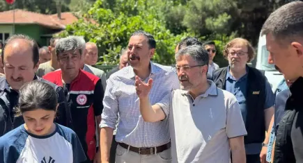Vekil Kaya ve Bakan Yumaklı Seferihisar’da yangınla mücadeleyi yerinde takip etti