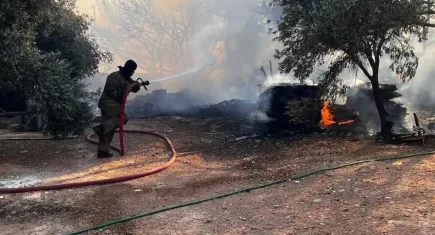 Çeşme 7 saattir yanıyor: Ekipler seferber oldu, 3 mahalle tahliye edildi