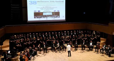EÜ Klasik Türk Müziği Korosu’ndan İzmir Festivali’nde muhteşem performans