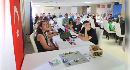 İzmir’de Erasmus+ rüzgârı: Meslek Lisesi öğrencileri projeleriyle göz doldurdu