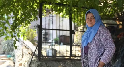 Tahliye edilen mahalleyi terk etmedi: Komşusunun havuzundan aldığı suyla evleri yangından korudu