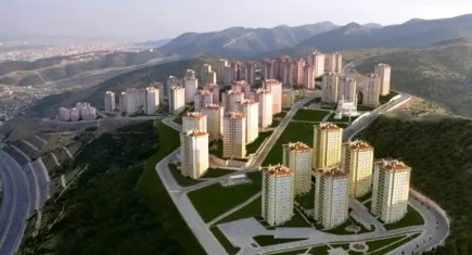 İzmir’de depremzedelerin kaldığı konutların su ve elektrik kesintisine sert tepki
