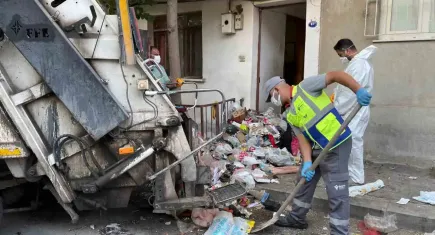 Bornova’da çöp ev temizlendi: 7 yıllık kabus son buldu