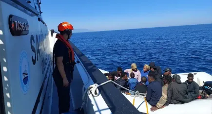 İzmir haber: Selçuk açıklarında 16 düzensiz göçmen kurtarıldı