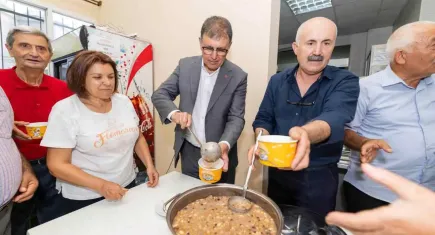 Başkan Tugay aşure bereketini paylaştı