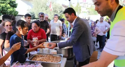 Bayraklı’da aşure bereketi: 5 bin kişiye aşure ikram edildi