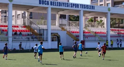 Buca’nın minik kramponları yaz tatilini futbolla renklendiriyor