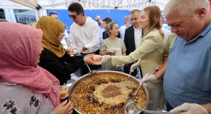 Konak’ta aşure bereketi: Basmane’de vatandaşlara aşure ikramı