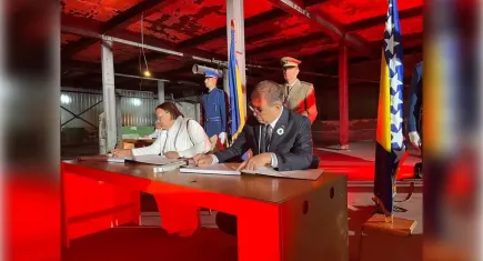 Başkan Tugay Potoçari'de taziye defterini imzaladı 