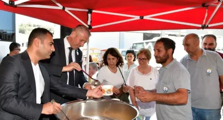 Çiğli’de bereket sofrası: Aşure kazanları birlik ve beraberlik için kaynadı
