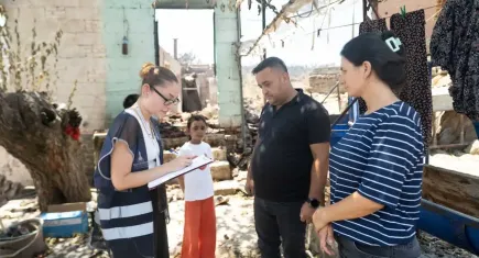 İzmir Büyükşehir Büyükşehir Belediyesi ekipleri mağdurların ihtiyaçlarını yerinde tespit ediyor