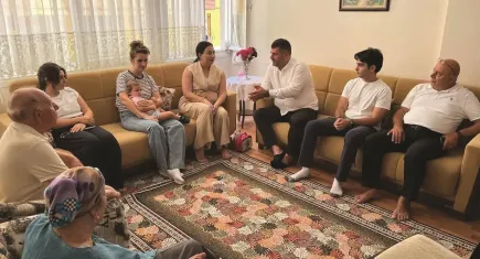 CHP İzmir’den Aslanoğlu ailesine destek ziyareti