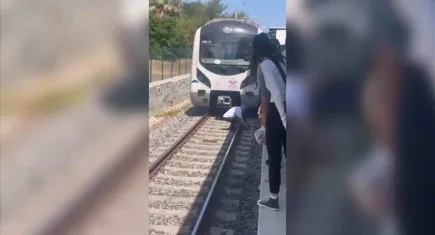 Raylarda mahsur kalan yavru kediyi makinist böyle kurtardı!