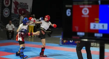 Türkiye Kick Boks şampiyonası’nda 6 bin sporcu İzmir’de nefes kesti