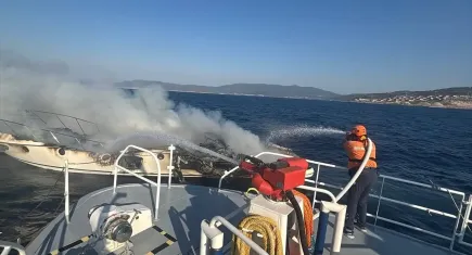 Bodrum'da yangının çıktığı motoryat battı