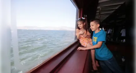 Konak Belediyesi engelli vatandaşları unutmadı: Körfez turu yüzleri güldürdü!