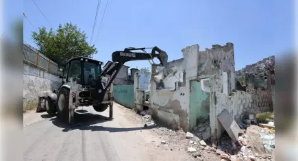 Konak’ta metruk binalar yıkılıyor
