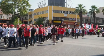 Belediye-İş'ten Başkan Tugay'a tepki: Vatandaş olarak oraya girme hakkımız vardı
