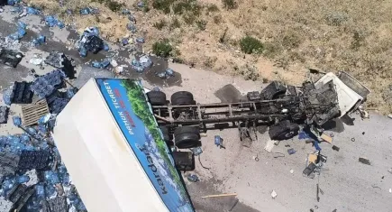 Kuzey Ege Otoyolu'nda virajı alamayan tır viyadükten uçtu!