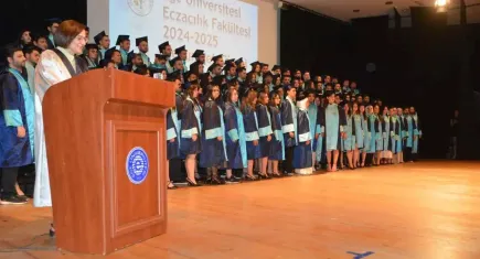 Ege Üniversitesi Eczacılık Fakültesi’nde mezuniyet sevinci