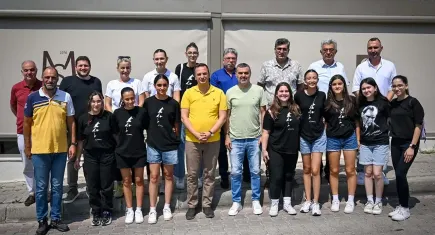 Bornova Belediyespor Küçük Kızlar Voleybol Takımı İzmir Gelişim Ligi’nde namağlup şampiyon