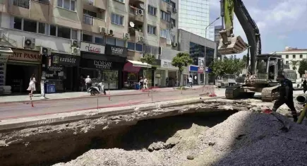 Bornova’da doğal gaz hattı patladı: Cadde trafiğe kapatıldı