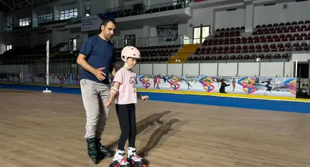 İzmir’de buz pateni eğitimi Âşık Veysel Rekreasyon Alanı’nda başlıyor
