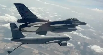 Türk F-16'ları NATO görevinde! Romanya semalarında güç gösterisi