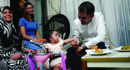 Bakan Kurum'dan evlerine kavuşan depremzede aileye ziyaret