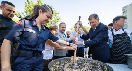 Başkan Tugay Karşıyaka'da aşure etkinliğine katıldı